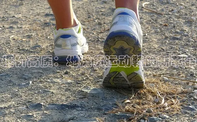 bsports登录入口文心一言低价高质：地摊货运动鞋的新革命