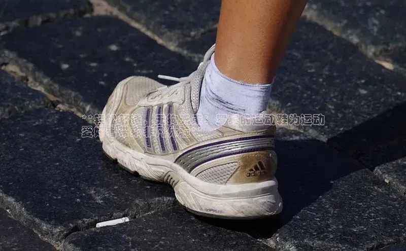 必一运动官网百度取证**轻松舒适，无拘无束：罗宾的运动鞋为运动
爱好者带来非凡体验**